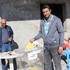 Okul olmayınca oy sandığını inşaata kurdular
