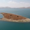 Gölün ortasındaki ada tavşanlara ev sahipliği yapıyor Gölün ortasındaki ada tavşanlara ev sahipliği yapıyor