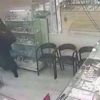 Çarşaflı soyguncular neye uğradığını şaşırdı... Gelmeleriyle gitmeleri bir oldu
