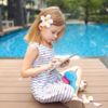 Çocuk tablete bağlanıyor anne-baba keyif yapıyor Çocuk tablete bağlanıyor anne-baba keyif yapıyor