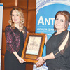 Engelliyi sahiplendi "Yılın annesi" oldu Engelliyi sahiplendi "Yılın annesi" oldu