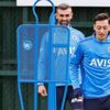 Mesut’un ağrısı var!