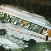 Partilileri taşıyan midibüs devrildi Partilileri taşıyan midibüs devrildi