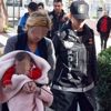 Kucağında bebeğiyle uyuşturucu satarken yakalandı Kucağında bebeğiyle uyuşturucu satarken yakalandı