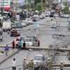 Tayland'da bir araç 47 elektrik direğini devirdi, trafik felç oldu