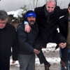 Köylünün omzunda hasar tespiti yapan daire başkanı görevden alındı Köylünün omzunda hasar tespiti yapan daire başkanı görevden alındı