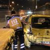 Alt geçitte facia! Kamyonet taksiye çarptı