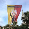 Taraftardan dev bayrak Taraftardan dev bayrak