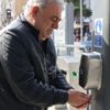 Tramvay istasyonlarına el dezenfektan cihazları takıldı Tramvay istasyonlarına el dezenfektan cihazları takıldı