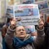 Destek için Cumhuriyet Gazetesi dağıttılar Destek için Cumhuriyet Gazetesi dağıttılar