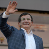 Başbakan Davutoğlu ilk mitingde müjdeleri verdi Başbakan Davutoğlu ilk mitingde müjdeleri verdi