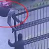 Otomotik kapı üzerinde tehlikeli oyun Otomotik kapı üzerinde tehlikeli oyun