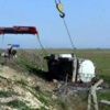 Mayınlı bölgeye yuvarlanan tanker vinçle çıkarıldı Mayınlı bölgeye yuvarlanan tanker vinçle çıkarıldı