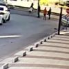 Koşarak karşıya geçerken otomobil çarptı Koşarak karşıya geçerken otomobil çarptı