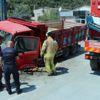 Kum yüklü kamyonet duvara çarptı Kum yüklü kamyonet duvara çarptı