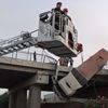 Viyadükte askıda kaldı Viyadükte askıda kaldı