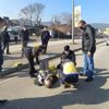 Araba çarpan babasını yerde yatarken görünce şoka girdi Araba çarpan babasını yerde yatarken görünce şoka girdi