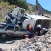 Taş yüklü kamyon, otomobilin üstüne devrildi