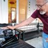 Karga ile taksi şoförlerinin dostluğu kamerada Karga ile taksi şoförlerinin dostluğu kamerada