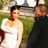 Kim Kardashian'ın yatak odasındaki özel düzenek Kim Kardashian'ın yatak odasındaki özel düzenek