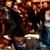 Türklere saldıran Hollanda polisi yere serildi Türklere saldıran Hollanda polisi yere serildi