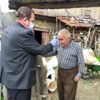 Muhtar her gün köylülerin ateşini tek tek ölçüp kayıt ...