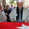 Gözünü kırpmadan bombanın üzerine atladı!