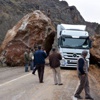 Tunceli-Erzincan karayoluna dev kayalar düştü