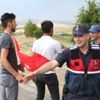 Kavga ihbarına giden jandarmaya pasta sürprizi Kavga ihbarına giden jandarmaya pasta sürprizi