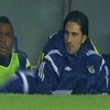 Emenike eldivenlerini yere fırlattı Emenike eldivenlerini yere fırlattı