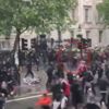 Son dakika: İngiltere'de polis attan düştü! Başıboş kalan at... |Video
