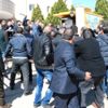 Şanlıurfa adliyesi karıştı, silahla vurulanlar var! Şanlıurfa adliyesi karıştı, silahla vurulanlar var!