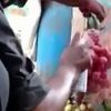 Pazarda iğrenç görüntüler: Çürük üzümleri kırmızıya boyayıp