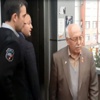 Üst geçit asansöründe mahsur kaldılar