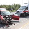 kamyonetle çarpışan otomobil kullanılamaz hale geldi: 3 yaralı