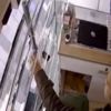 Saniyeler içinde cep telefonlarını böyle çaldı Saniyeler içinde cep telefonlarını böyle çaldı