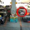 Yanan araçtan son anda çıkabildi