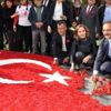 Uşak'ta 80 bin karanfille Türk bayrağı