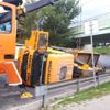 Bakırköy de seyir halindeki vinç devrildi Bakırköy de seyir halindeki vinç devrildi