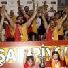 Galatasaray'da ödenmeyen paralar yüzünden isyan çıktı Galatasaray'da ödenmeyen paralar yüzünden isyan çıktı