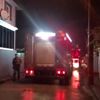 2 katlı evde çıkan yangın söndürüldü 2 katlı evde çıkan yangın söndürüldü