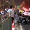 Beşiktaş ta otomobil refüje çıktı 1 yaralı Beşiktaş ta otomobil refüje çıktı 1 yaralı