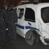 Kovalamaca kazayla bitti: 2 polis yaralandı Kovalamaca kazayla bitti: 2 polis yaralandı