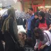 Bisikletin çarptığı genç kızı yağmurda ıslanmaması için şemsiye ile korudular