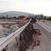 Antalya'da heyelan sebebiyle yol çöktü Antalya'da heyelan sebebiyle yol çöktü