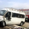 Devrilen minibüste 8 kişi yaralandı Devrilen minibüste 8 kişi yaralandı