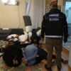 Lüks villada, uyuşturucu şüphelilerinin üzerinden tomar tomar para çıktı Lüks villada, uyuşturucu şüphelilerinin üzerinden tomar tomar para çıktı