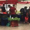 Pazar alışverişinde yağmura yakalandılar Pazar alışverişinde yağmura yakalandılar