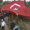 Kılıçdaroğlu yürüyüşünün dördüncü gününde: Bayrak asarken ayağı kaydı