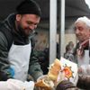 Ümraniye'de 6 ton hamsi dağıtıldı Ümraniye'de 6 ton hamsi dağıtıldı